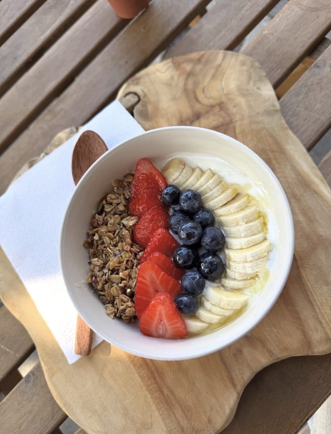 Yoghurt bowl met granola, aardbeien, blauwe bessen en banaan