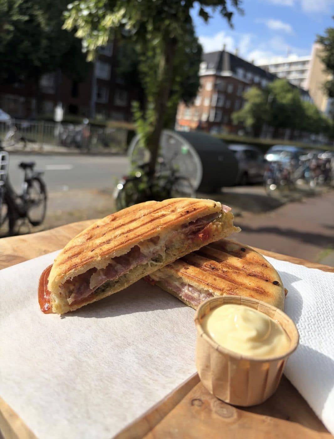 Vers gegrilde panini op een houten plank, buiten op het terras