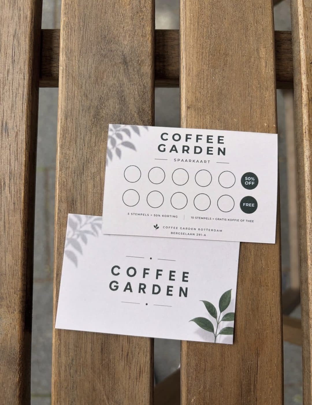 De spaarkaart van Coffee Garden op een houten bank
